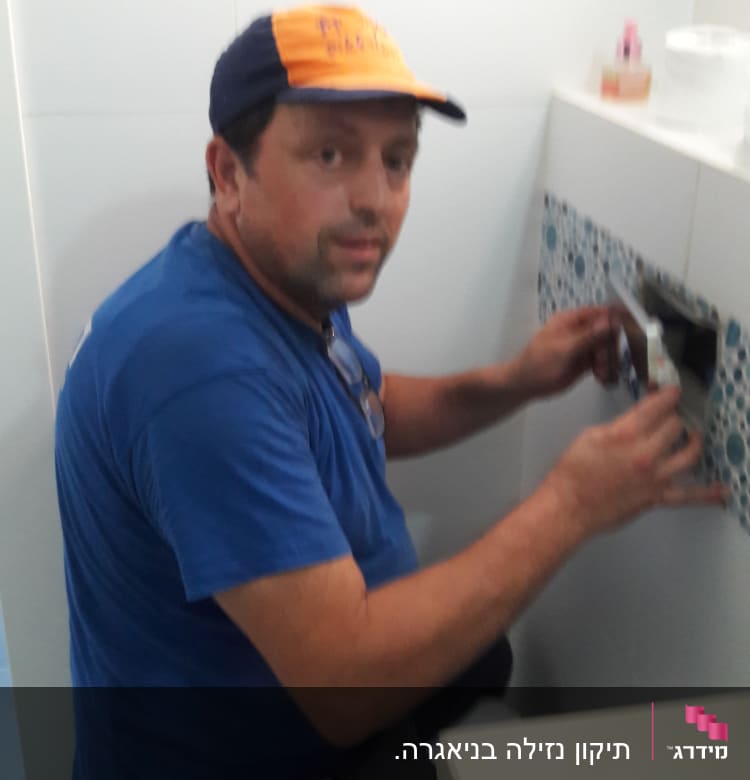 אדם מתקין או מתקן חלק במערכת אינסטלציה